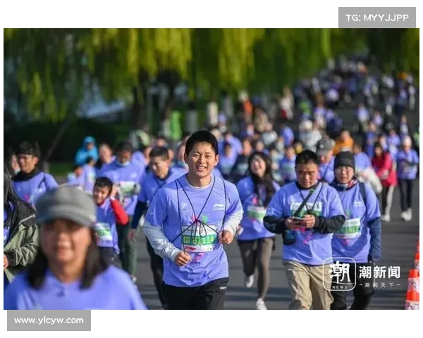 2024杭州马拉松激情开跑:数万跑者冒雨竞技,挑战自我展现不屈体育精神 2024杭州马拉松激情开跑:数万跑者冒雨竞技,挑战自我展现不屈体育精神